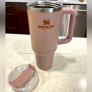 Stanley quencher 40oz, rare dusty rose, no scratches or dents